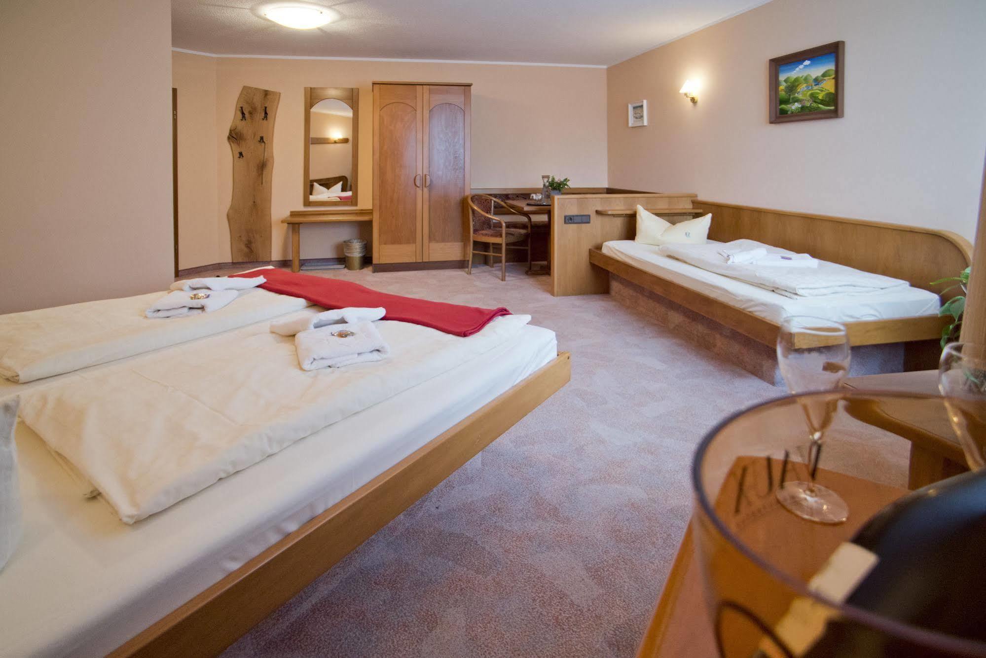 Rennsteighotel Herrnberger Hof ノイウハウス・アム・レンヴェーク エクステリア 写真